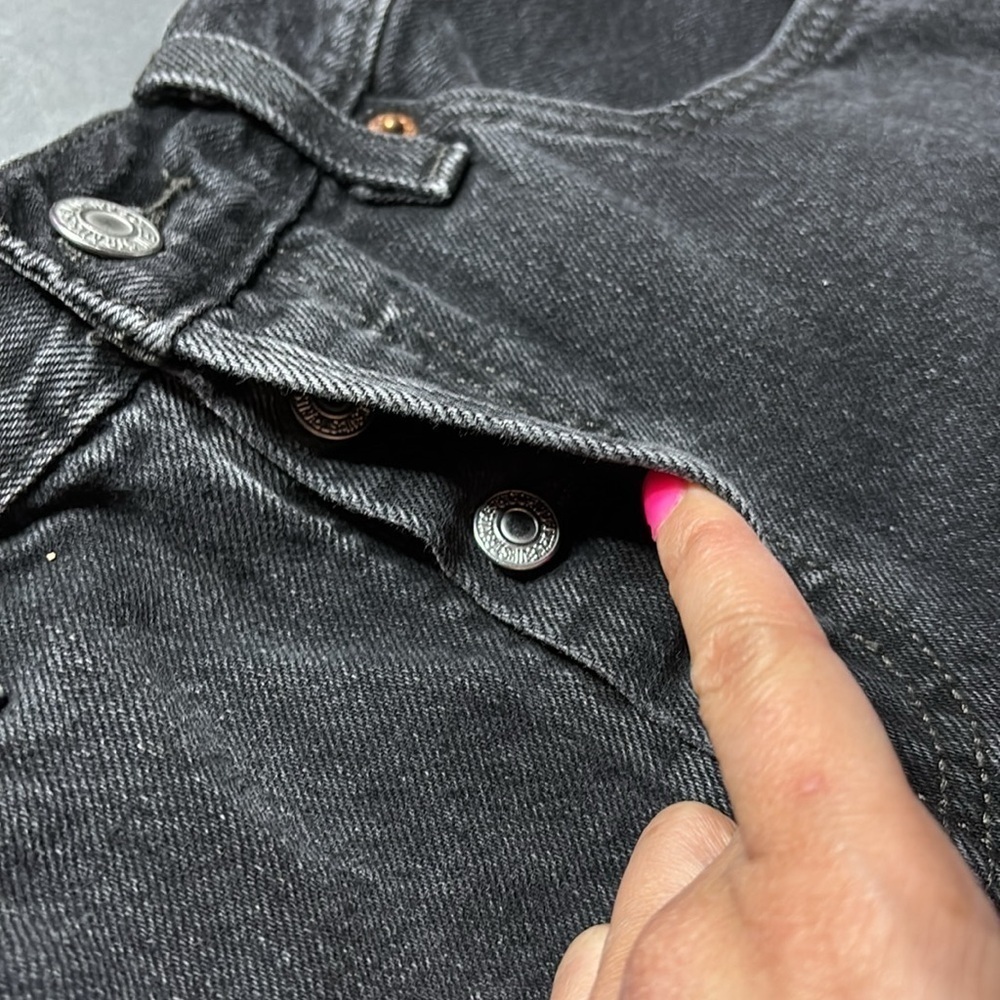 Levi's Women's Black Denim Shorts size 26 - Picture 3 of 9